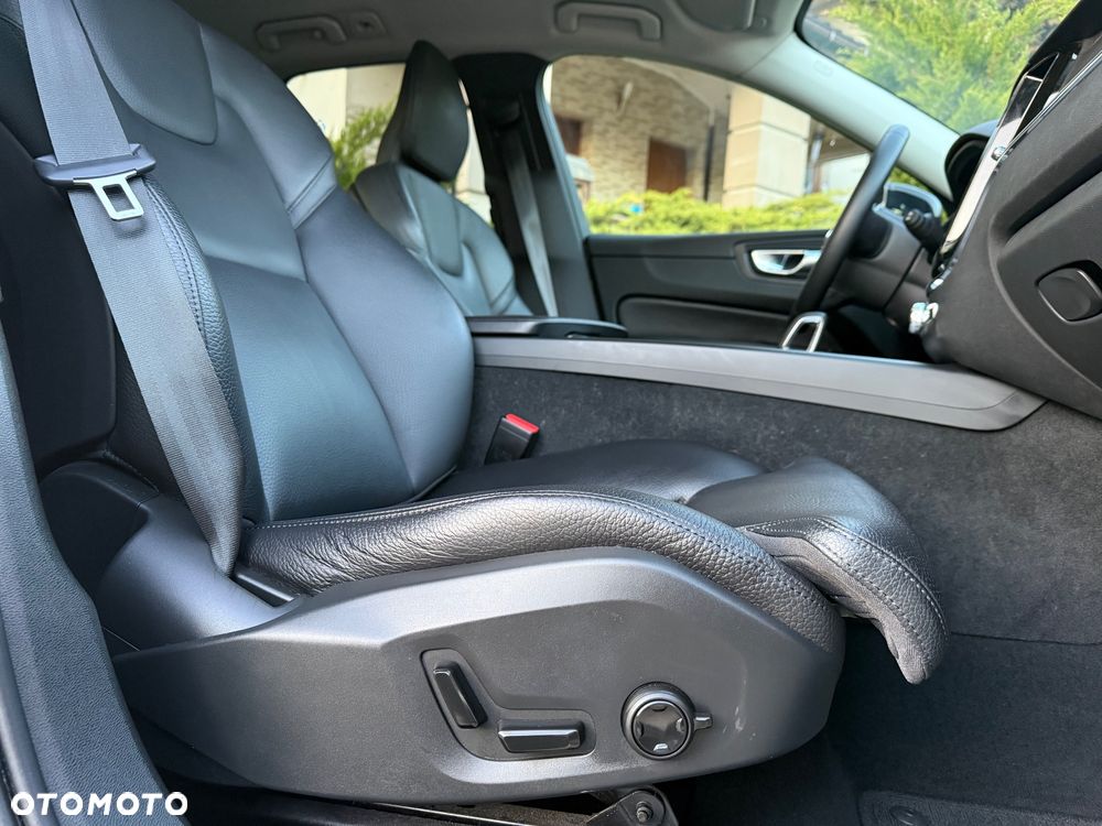 Volvo XC 60 B4 D Plus Dark - 40