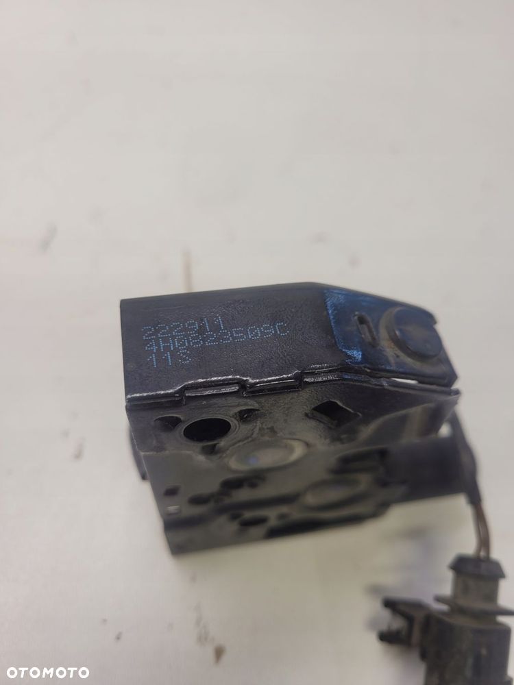 ZAMEK MASKI RYGIEL AUDI A8 D4 4H0823509C - 4