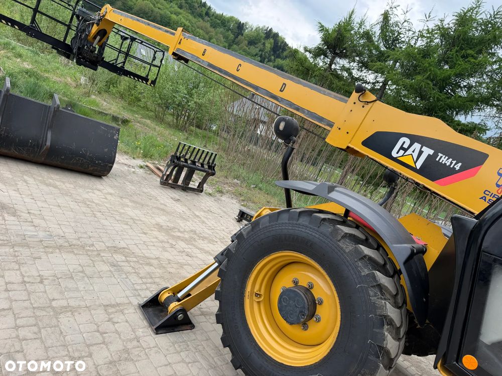 Caterpillar TH414 CAT Ładowarka Teleskopowa Dźwig Zwyżka 17 metrów wysuw z Bocianem. Udźwig 4 tony. Kosz z Pilotem. Widły. Łyżka szufla. Wysięgnik Bocian. Maszyna jak Nowa z Norwegii Pracowała w Urzędzie Komunalnym. KLIMATYZACJA. DEKRA BMWT. skręt 3 tryby 4 koła KRAB. Auto-poziomowanie! Zero luzów wycieków jak Nowa z salonu. Małe Gabaryty maszyny a potężny zasięg i udzwig! Skrzynia Hydrostatic 4 biegi. Zmiana na Pokrętle przy kierownicy. Wszystko Sterowane z 1 dżojstkika wraz z łapami! OKAZJA. Dużo dodatkowych sekcji hydraulicznych! pracowała głównie z koszem. Zero luzów - 21