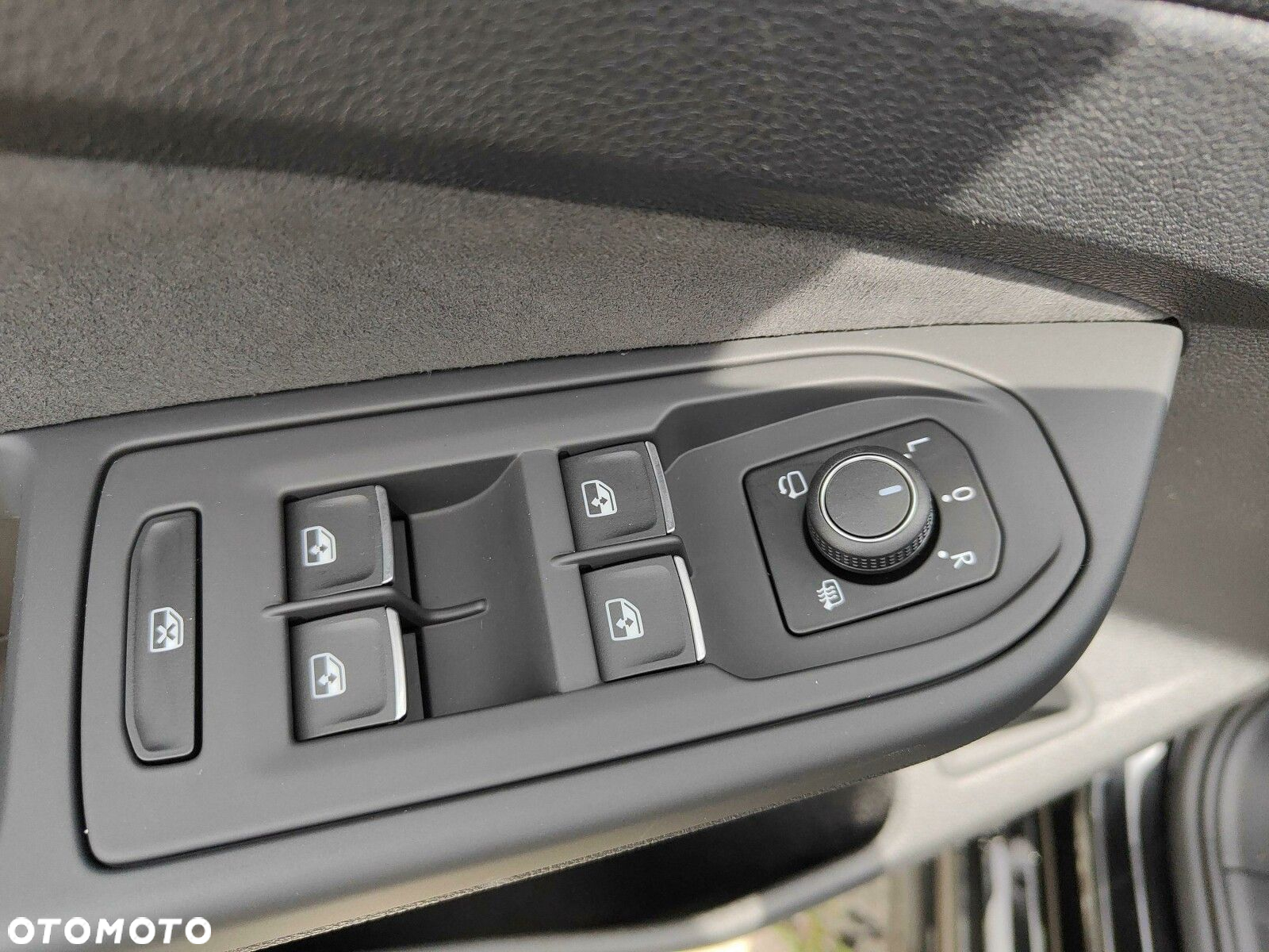 Volkswagen Golf VIII 1.5 eTSI mHEV R-Line Plus DSG - 16