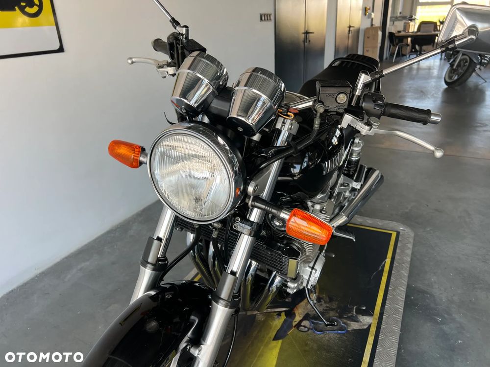 Yamaha XJR - 11