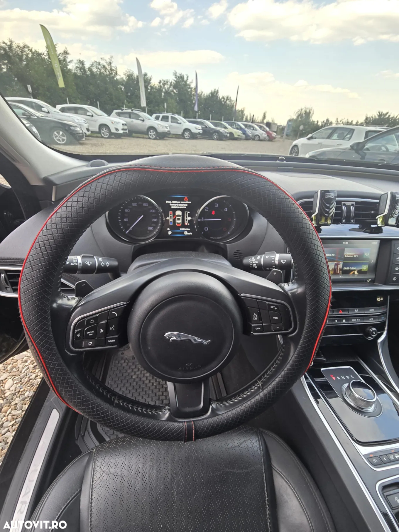 Jaguar XE 2.0 Prestige - 17