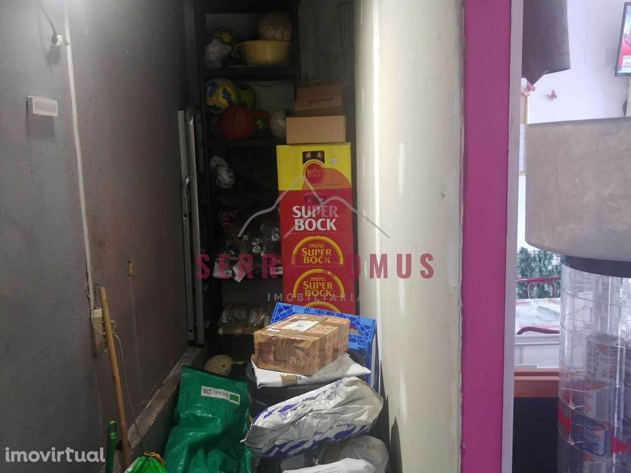 Trespasse de Loja localizada perto Centro de saúde Rio de Mouro - Grande imagem: 3/7