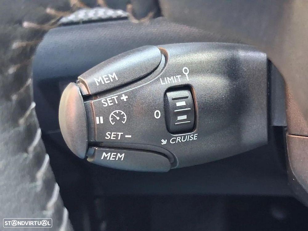 Peugeot 2008 1.2 PureTech Allure EAT8 - 42