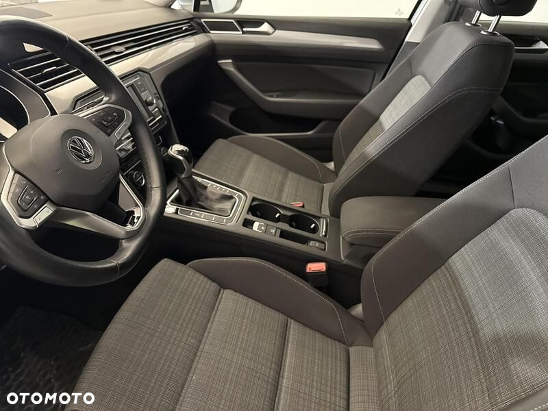 Volkswagen Passat - 11