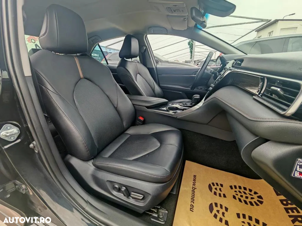Toyota Camry 2.5 Hybrid Business - 17