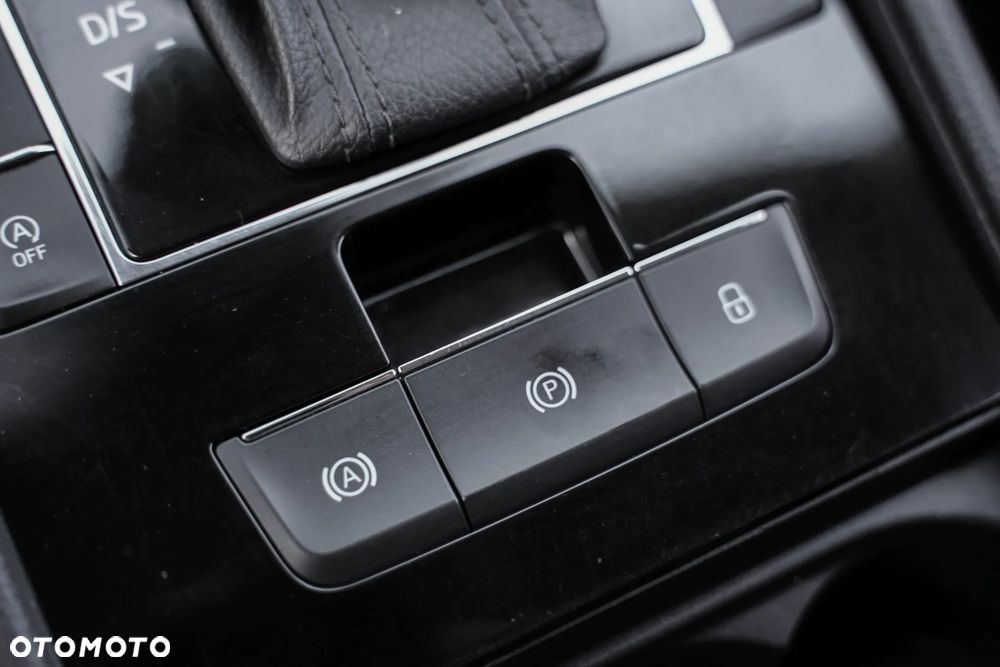 Skoda Superb 2.0 TDI Sportline DSG - 25