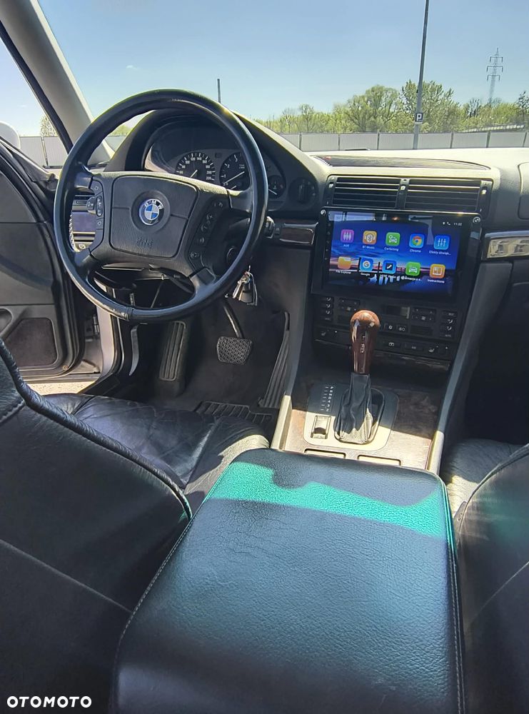 BMW Seria 7 740i V8 - 12