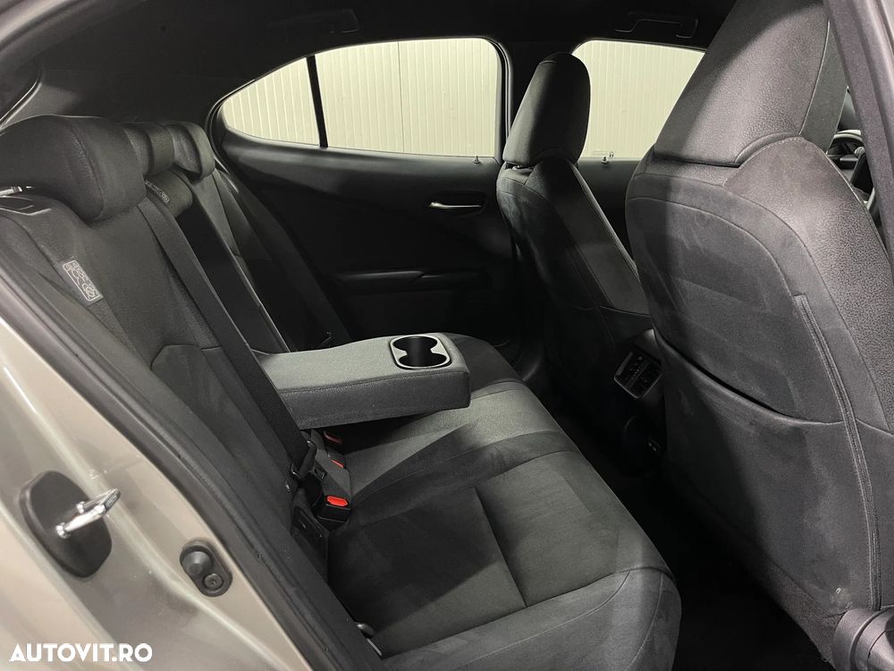 Lexus UX 250h Business Edition - 11