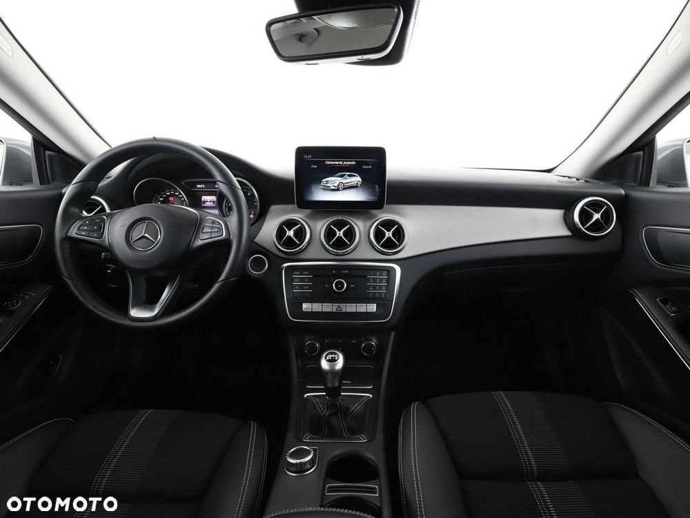 Mercedes-Benz CLA 180 Urban - 16