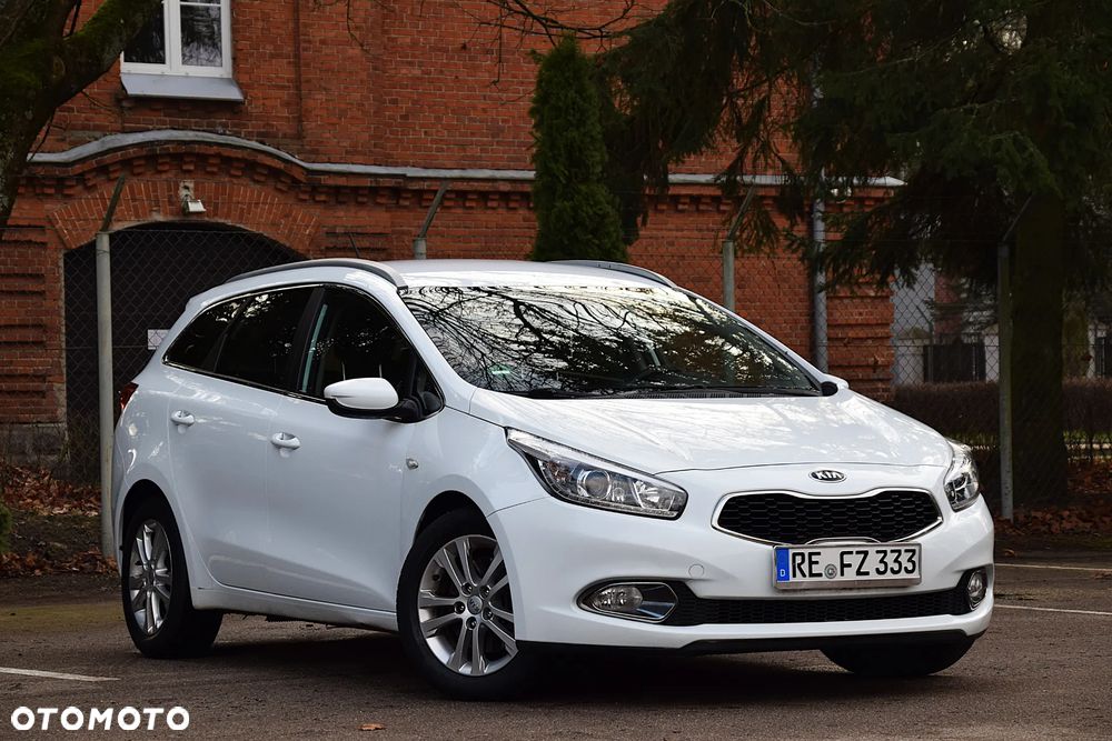 Kia Ceed 1.6 CRDi 128 Fifa World Cup Edition - 4