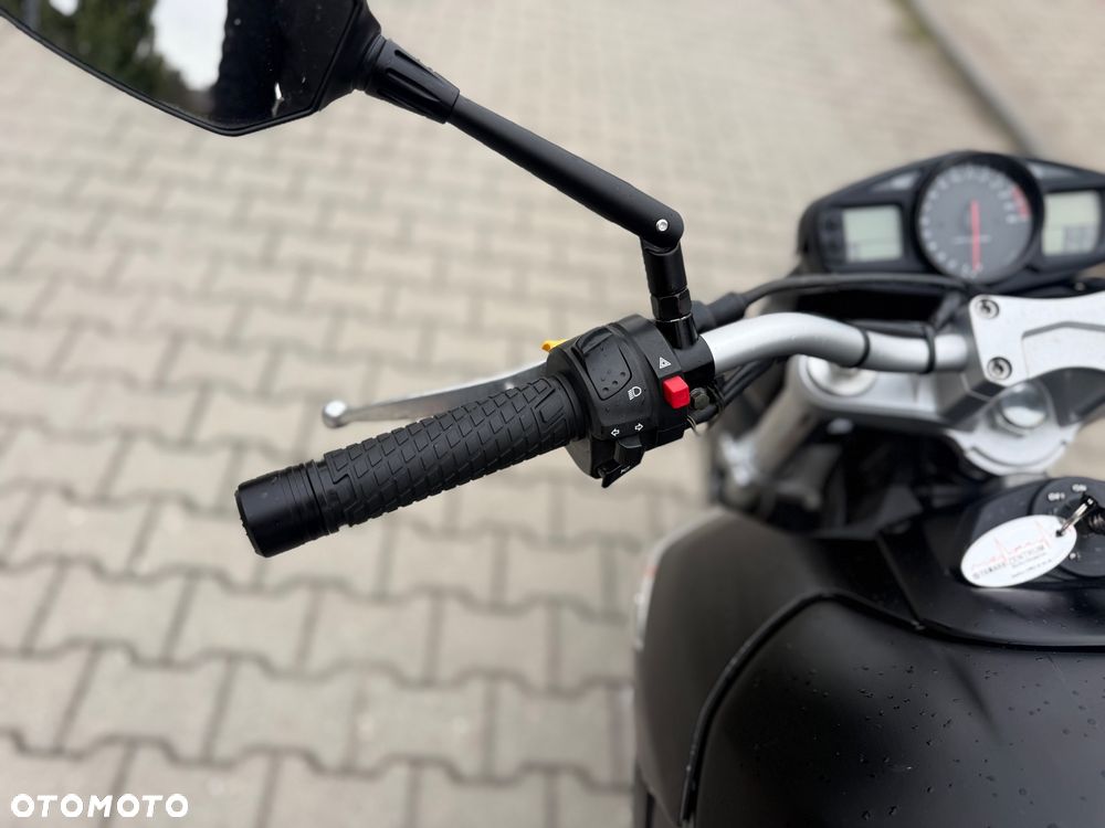Suzuki GSR - 27