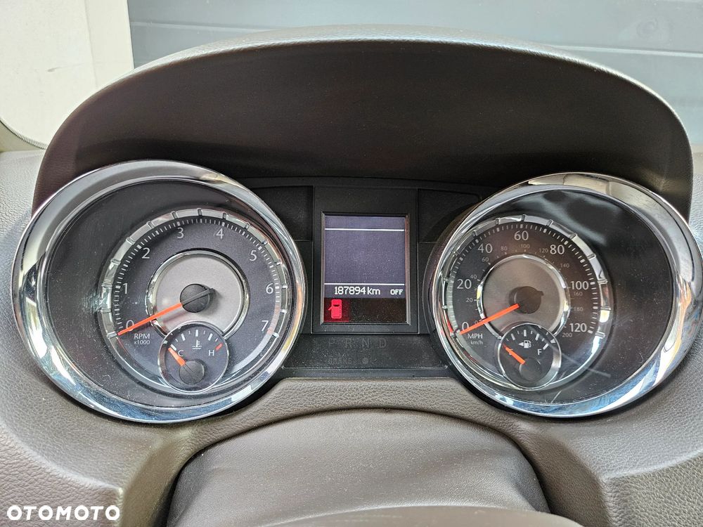 Chrysler Town & Country - 10