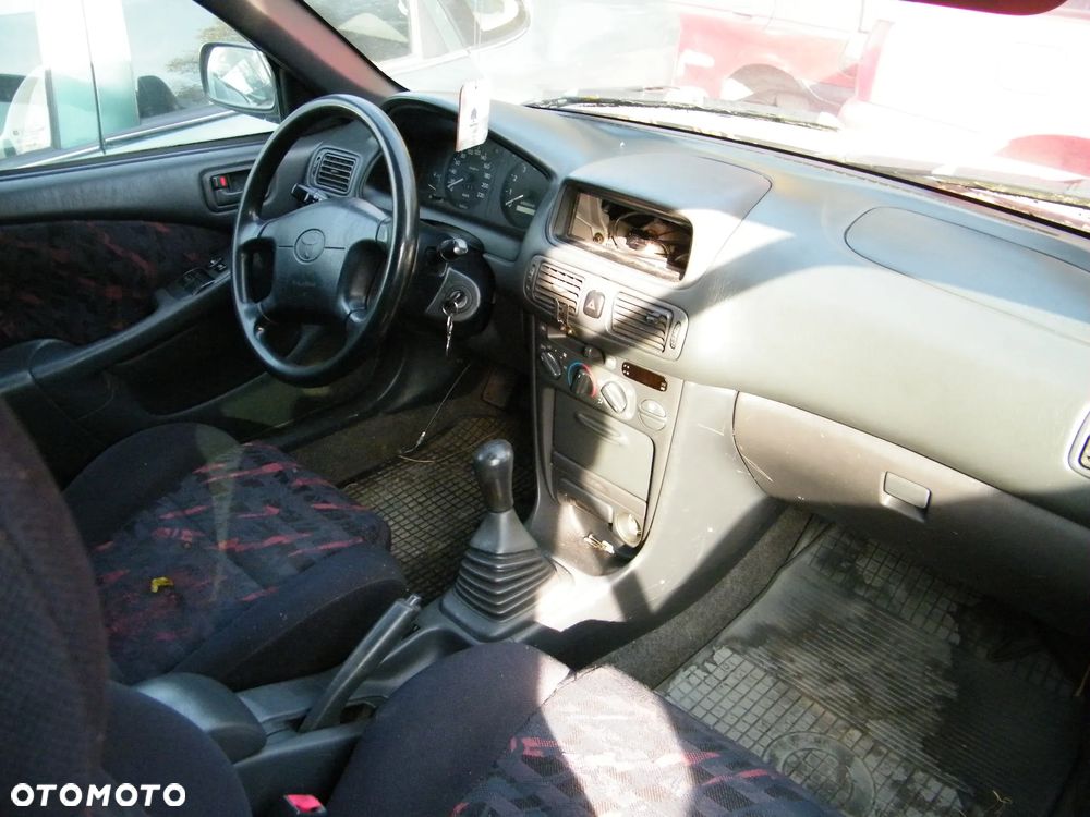 Toyota Corolla VIIII E11 (97-99r.) 1.3B 85KM.Silnik 4E-FE Skrzynia C150 Lakier 199. Cały na części GWARANCJA !!!!  Przód Tył Zestaw Komplet Drzwi Klapa Zderzak Błotnik Maska Grill Atrapa Szyba Pas Lampa Lusterko Boczki Fotel Kanapa Kokpit Deska Rozdzielcza Przełącznik Włącznik Sterownik Przewody Wiązka Instalacja Moduł Komputer Czujnik Listwa Pompa Alternator Wtryski Głowica Rozrusznik Kompresor Sprzęgło Dwumas Silnik Skrzynia ABS Klimatyzacji Paliwa Wspomagania Kolektor Turbina Przepustnica Zawór Chłodnica Koło Hak Belka Sanki Zawieszenie Mcpherson Półoś Amortyzator Wydech Tłumik Zacisk Most - 7