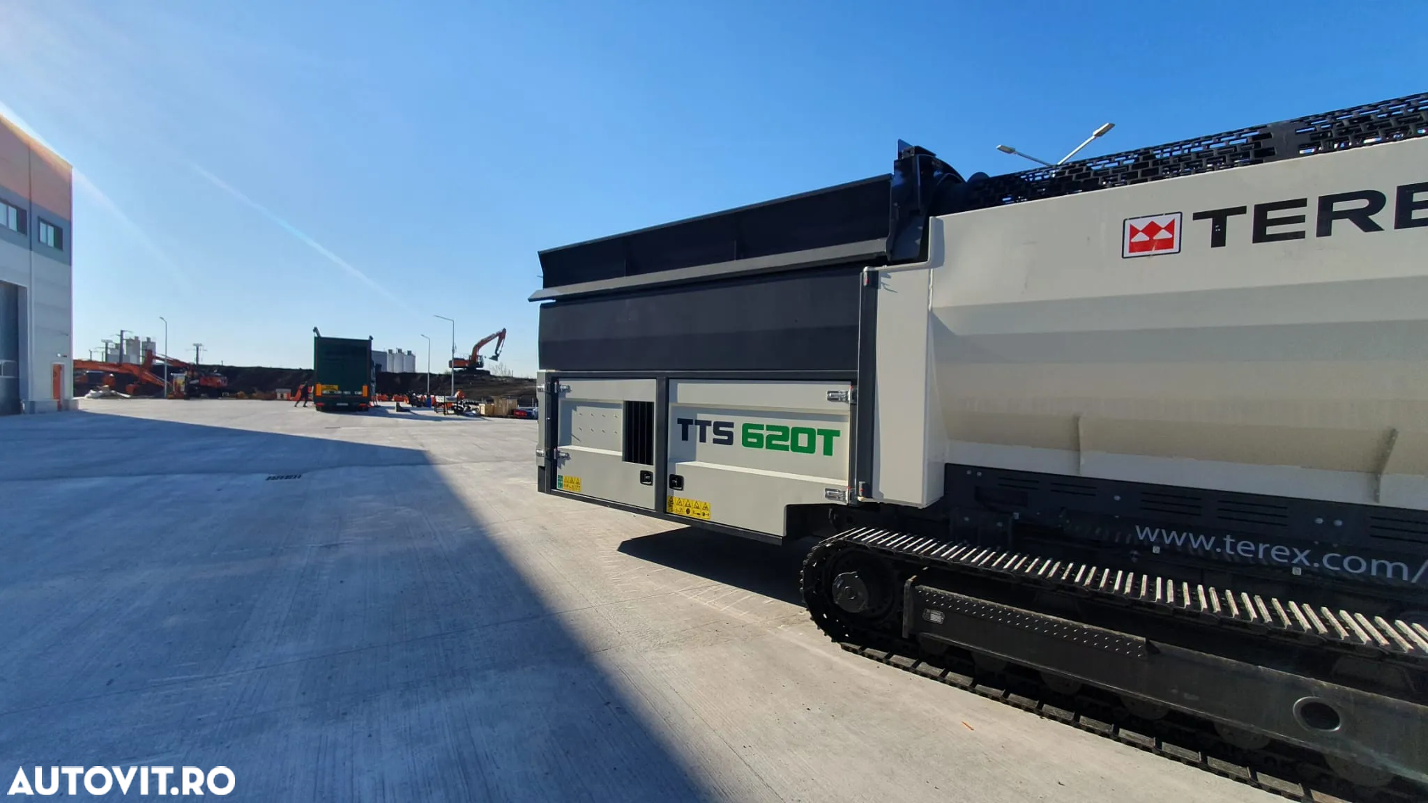 Terex CIUR MOBIL PE SENILE CU 2 BENZI - 5.5 m3, lungime tambur 5.5m, masa operationala 24t - buncar alimentare 4x1.8m - capacitate procesare - motor CAT 137HP - produs in Irlanda - garantie 12 luni - posibilitate leasing - PROMOTIE 245.000 EUR + TVA - 8