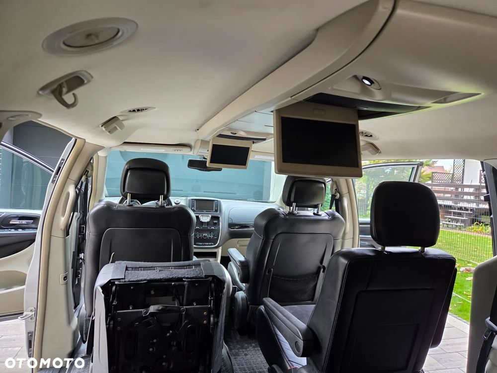 Chrysler Town & Country - 31