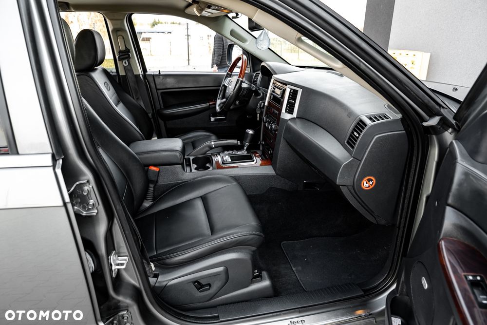 Jeep Grand Cherokee - 23