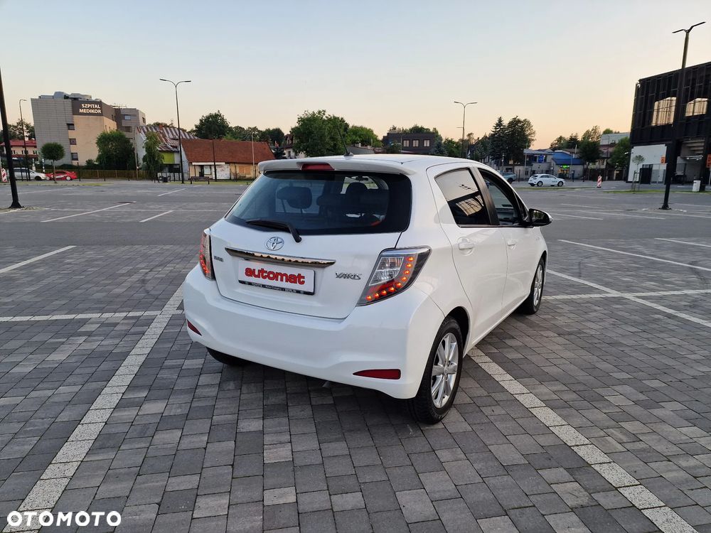 Toyota Yaris Hybrid 100 Business Edition - 11