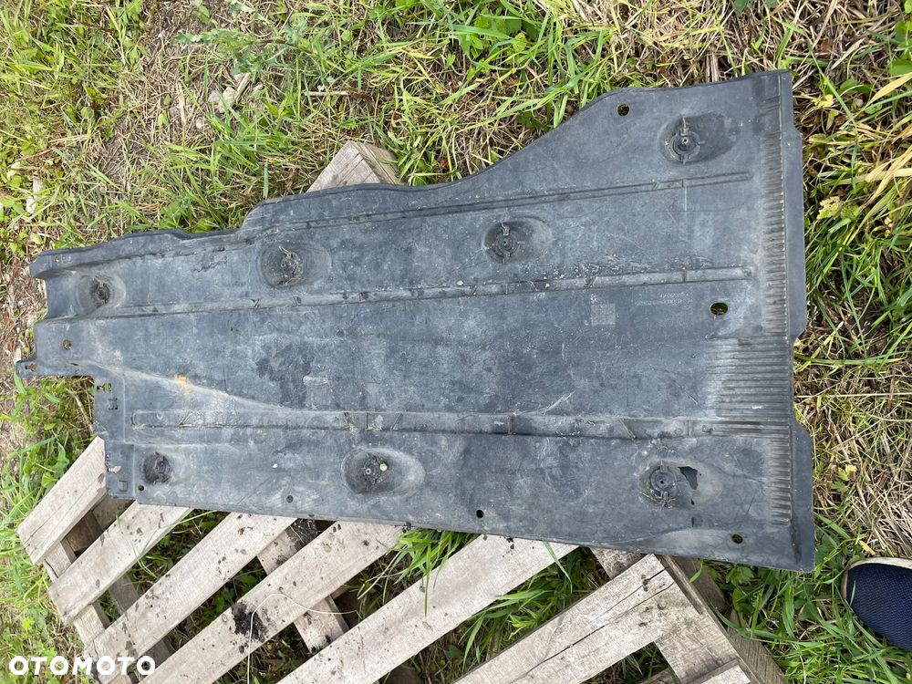 VW Golf VII Osłona podwozia prawa 5Q0825202L - 2