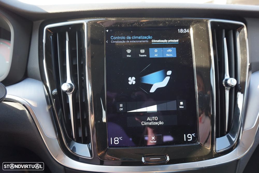 Volvo V60 2.0 B4 Momentum Core Geartronic - 43