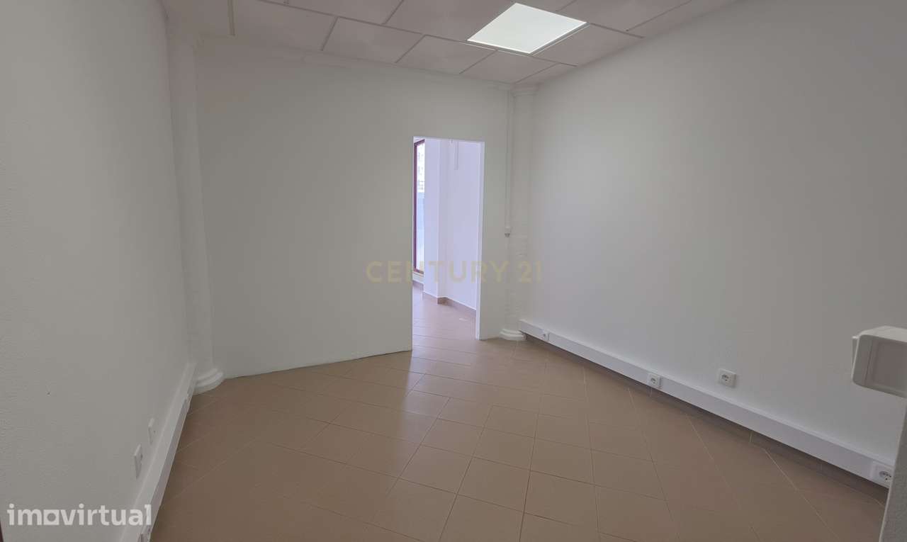 Loja Renovada, com excelente visibilidade, em Santiago od Cacém - Grande imagem: 2/8