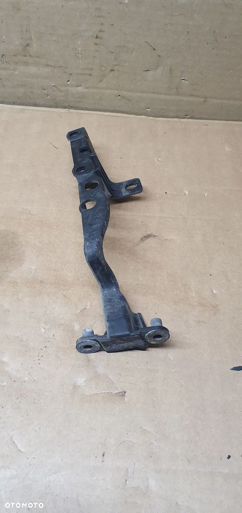 Mocowanie błotnika uchwyt prawy przód VW Touareg 7L0805734 - 2