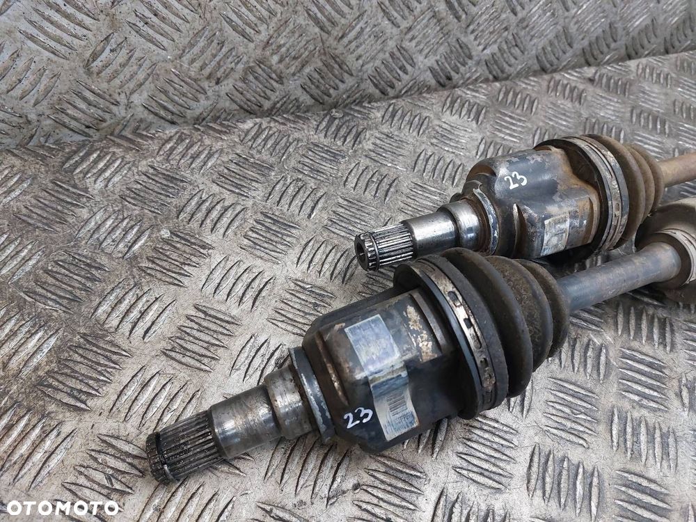 PÓŁOŚ LEWY PRZÓD + PRAWY PRZÓD 5B TOYOTA YARIS I 1.3 16V - 5