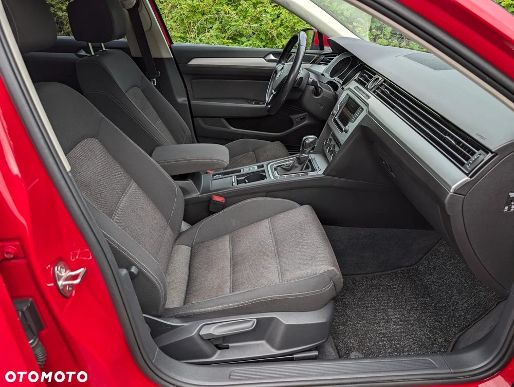 Volkswagen Passat 1.6 TDI SCR DSG Comfortline - 30