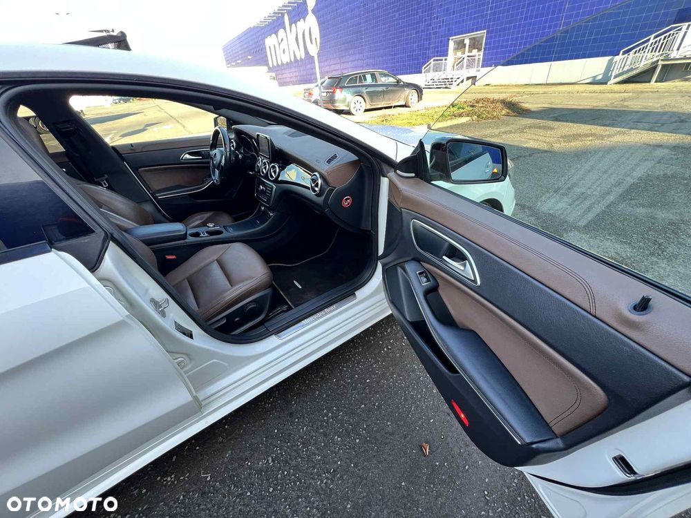 Mercedes-Benz CLA 200 CDI 7G-DCT AMG Line - 32
