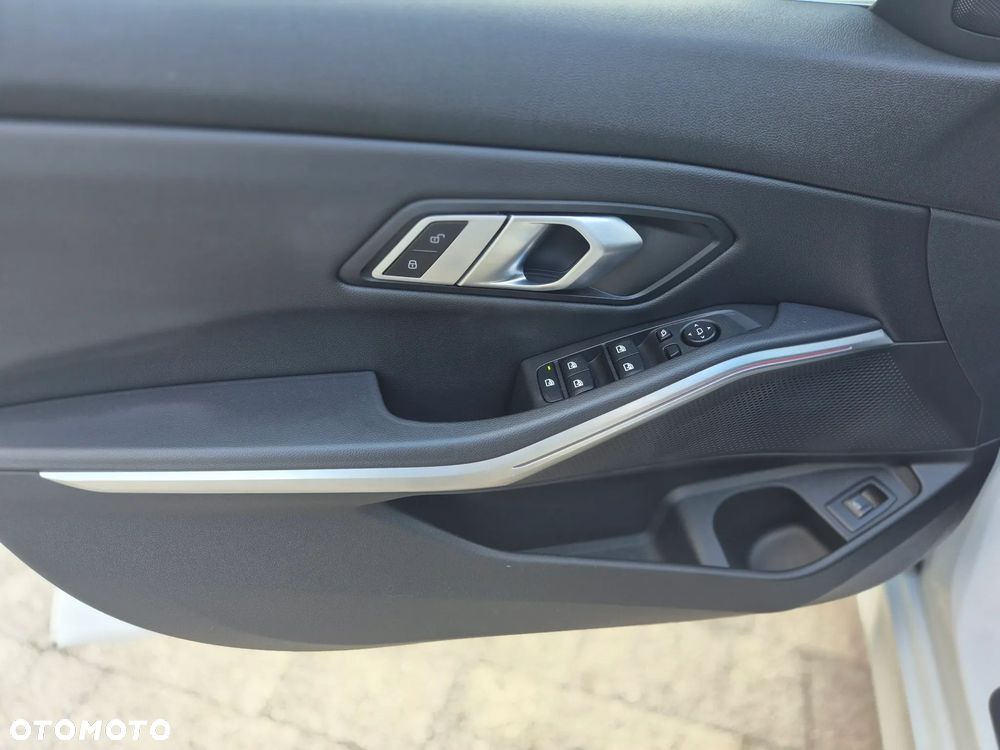 BMW Seria 3 320d MHEV Luxury Line - 25