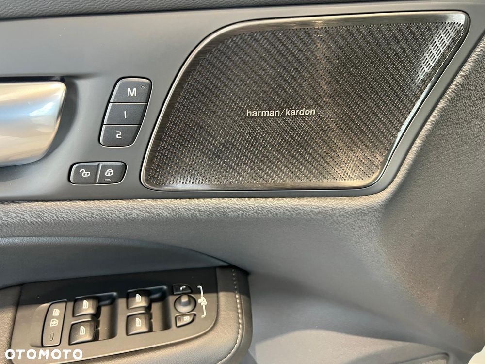 Volvo V60 B4 B DKG Plus Dark - 32