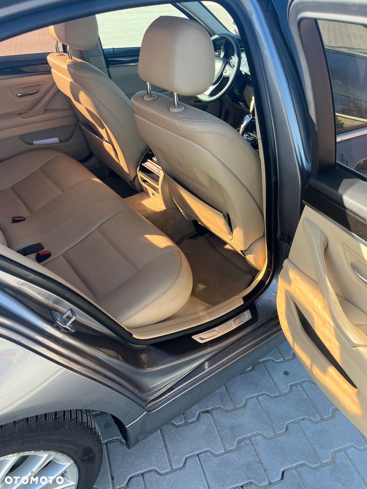 BMW Seria 5 528i xDrive - 15