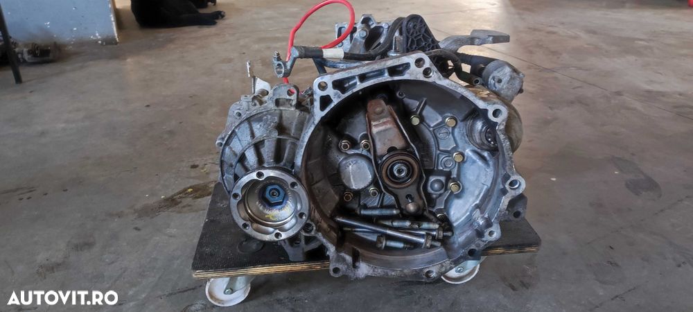 Cutie viteze manuala 5 trepte cu electromotor volkswagen vw caddy 2008 motor 1.9 BLS cod cutie JCS - 7