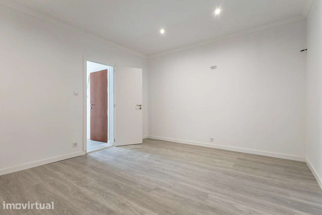 Apartamento T1 renovado com quintal em Alhos Vedros - Grande imagem: 5/11