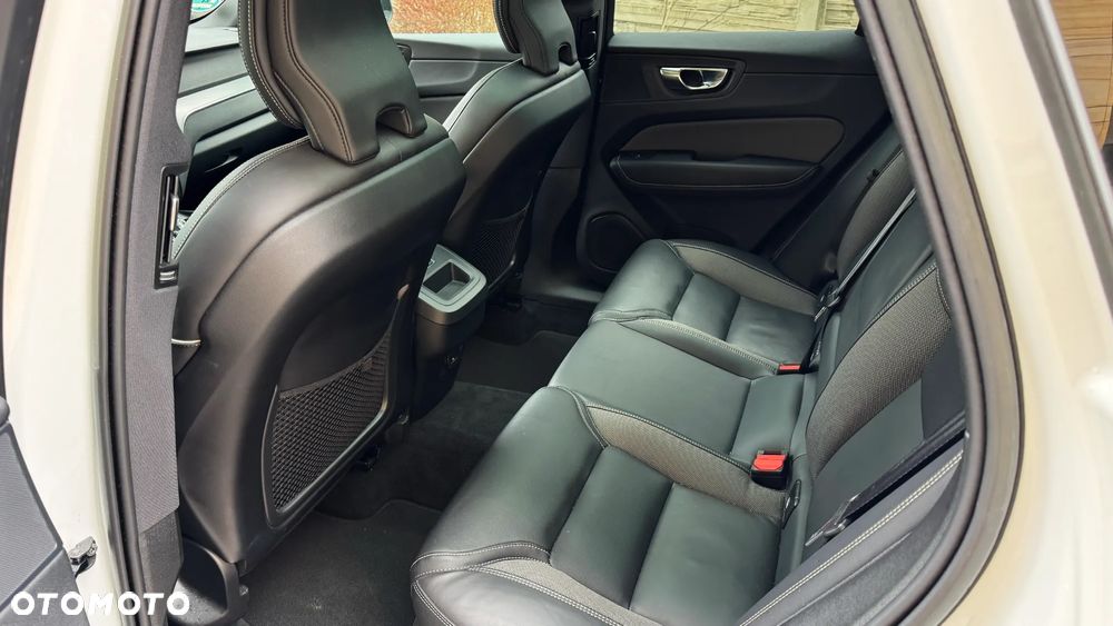 Volvo XC 60 B4 D AWD Plus Dark - 24