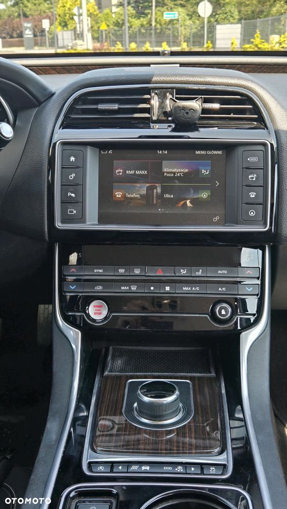 Jaguar XE - 8