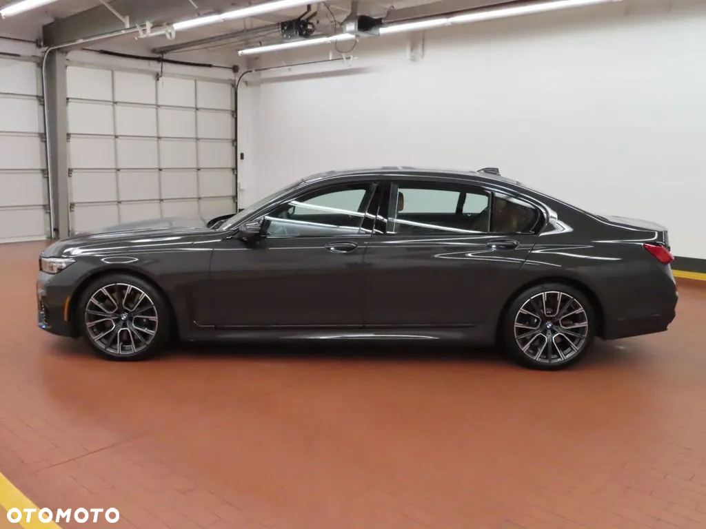 BMW Seria 7 750i xDrive sport - 33