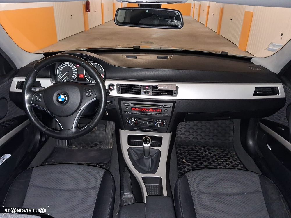 BMW 318 d Dynamic - 12
