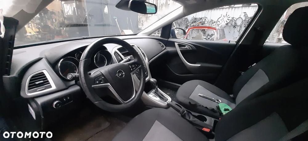 Opel Astra J hb Lakier z22a Drzwi prawy tył  Klapa tył   Deska Kokpit Poduszka deski i kierownicy Szyba Przód z sensorem _ czujnikiem Zawiasy przedniej  maski 20879202 lewy 20879203 prawy - 7