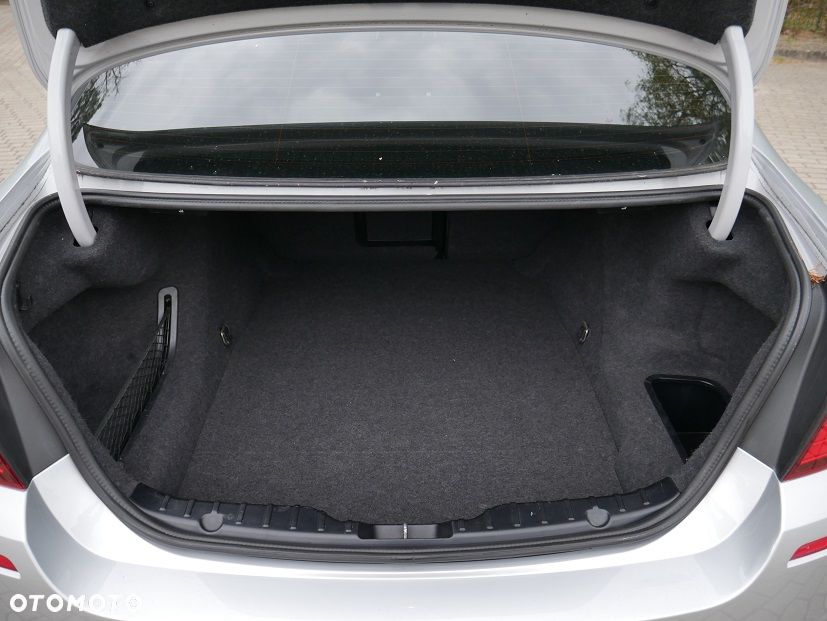 BMW Seria 5 528i xDrive Sport-Aut Luxury Line - 34