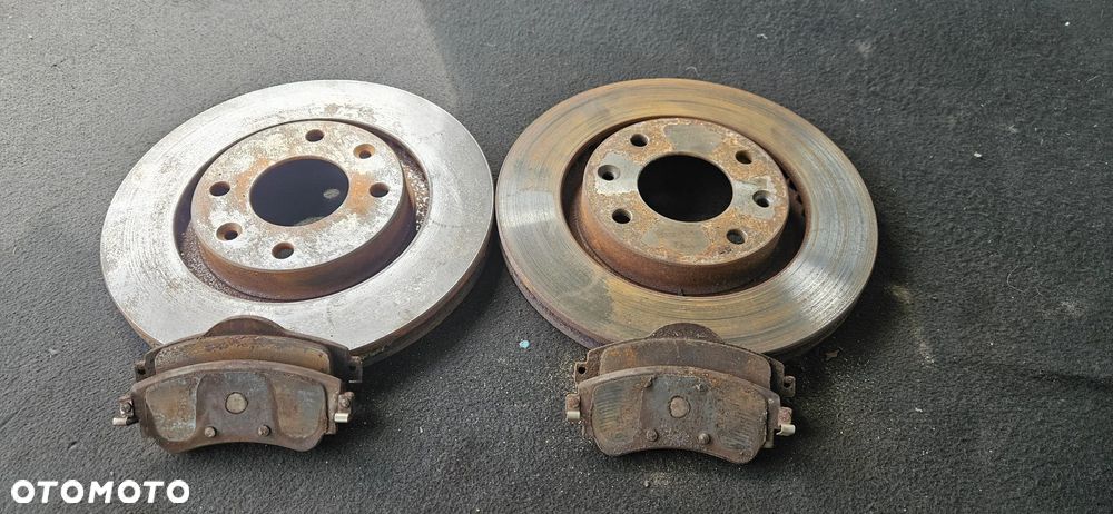 Tarcze hamulcowe przednie klocki Citroen C4 II B7 (268mm) BDB - 1