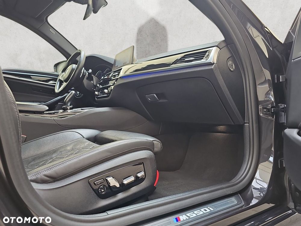 BMW Seria 5 M550i xDrive - 23