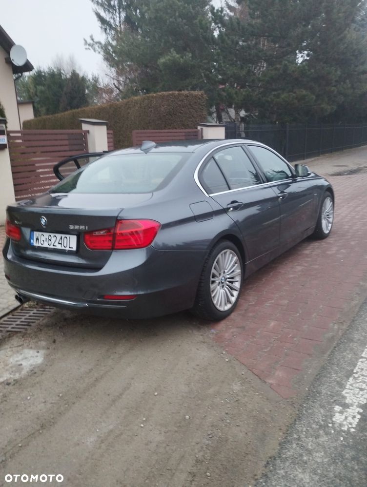 BMW Seria 3 328i Luxury Line - 12