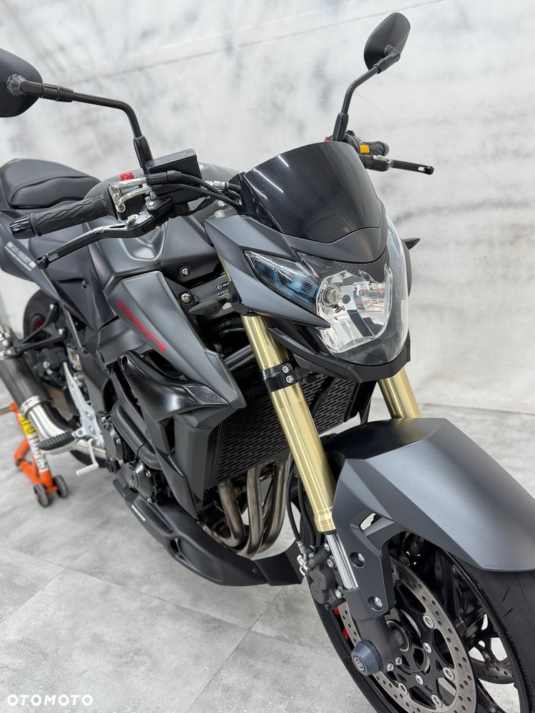 Suzuki GSR - 15