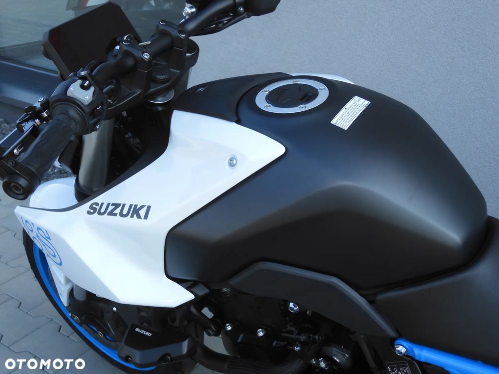 Suzuki GSX - 23
