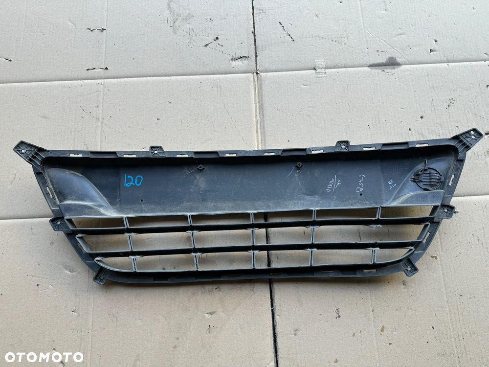 HYUNDAI I20 08-12 KRATKA ZDERZAKA ŚRODKOWA PRZEDNIA 86561-1J000 - 2