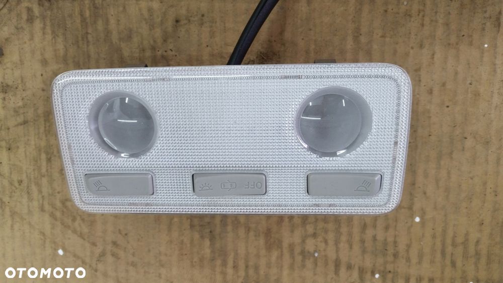 toyota yaris iii lampka podsufitki 812600d070