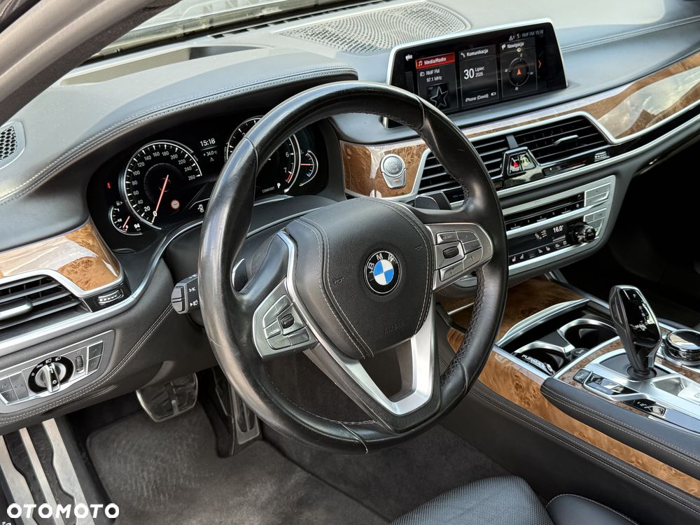 BMW Seria 7 750Li xDrive - 25