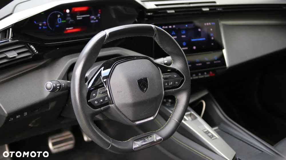 Peugeot 408 - 8