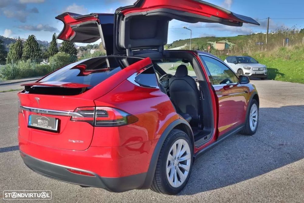 Tesla Model X - 22